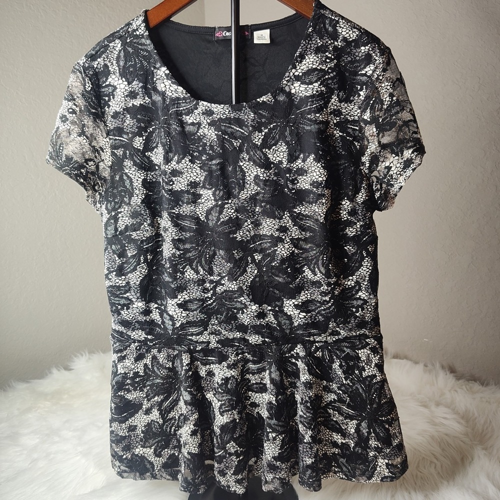 Cacique Peplum Top Womens Medium Black White Floral‎ Lace Short Sleeve Stretch